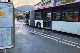 Les bus sédunois, exploités par CarPostal